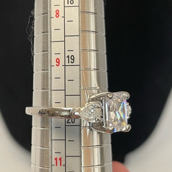 Rectangular cut cubic zirconia solitare ring with side cz accents. Size 10 - Picture 4 of 9